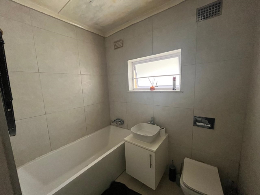 To Let 3 Bedroom Property for Rent in Sunnyridge Eastern Cape